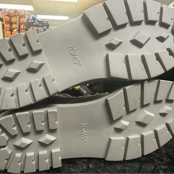 TOMS Women’s size 9.5 Alaya Round Toe Lace up boots with zipper side - Picture 9 of 11